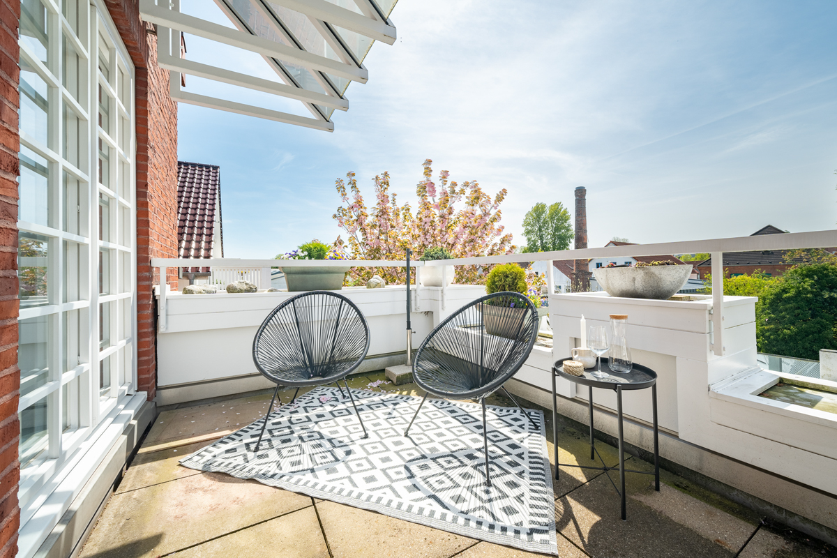 Balkon bei Sonnenschein - Fotografiert von Immobilienfotografie-Nord.de