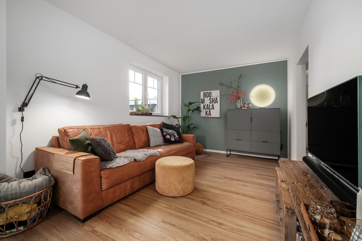 Wohnraum mit Ledersofa - Fotografiert von Immobilienfotografie-nord.de